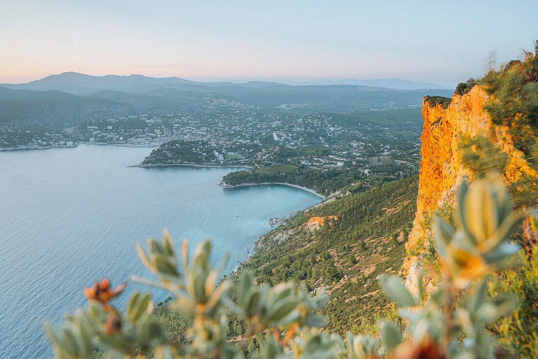  View from Cap Canaille to Cassis and the Calanques National Park, Provence-Alpes-Côte d&#39;Azur, France 