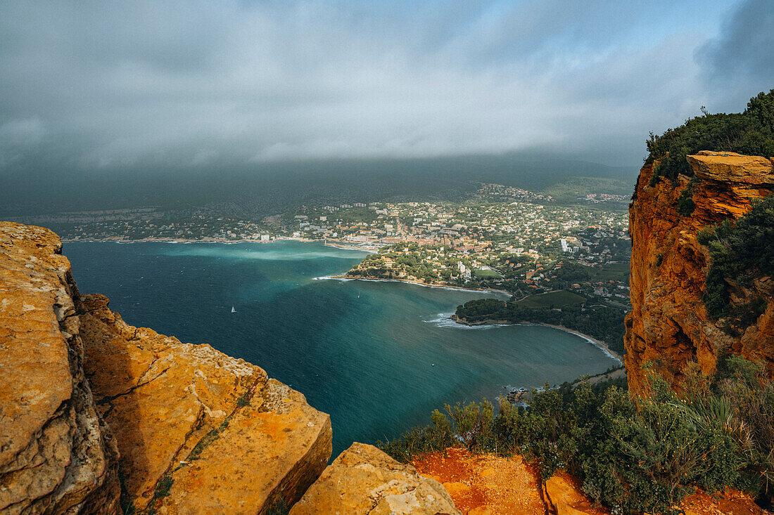 Blick vom Cap Canaille auf Cassis und den Calanques Nationalpark, Provence-Alpes-Côte d'Azur, Frankreich