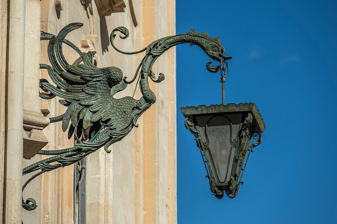  Klassische Straßenlaterne in Form eines Phönix in Lecce, Apulien, Italien. 