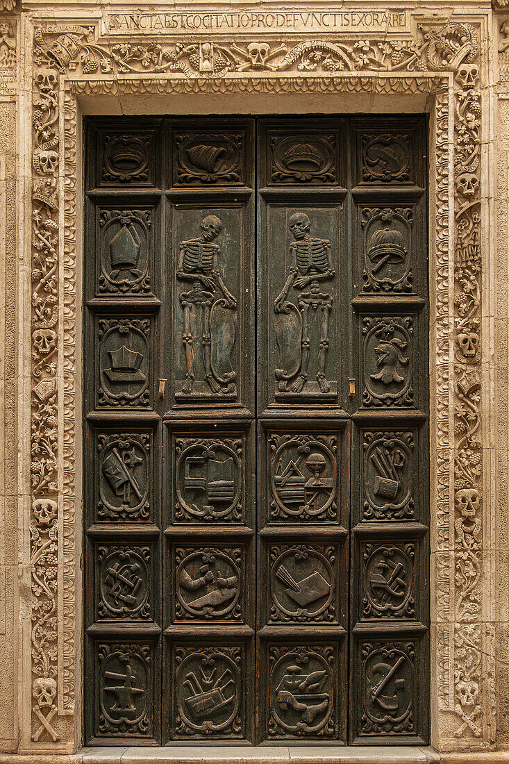  Fegefeuer-Thementür der Kirche des Fegefeuers Madonna del Suffragio (Chiesa di Santa Maria del Suffragi) in Monopoli, Apulien, Italien. 