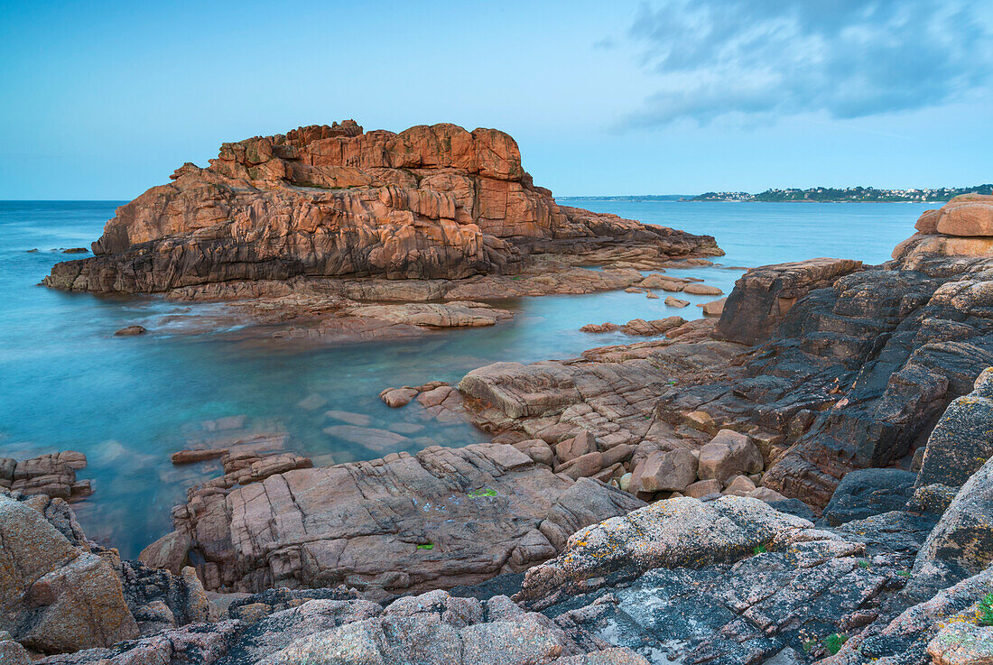 Abendstimmung an der Côte de Granit Rose, Bretagne, Frankreich.