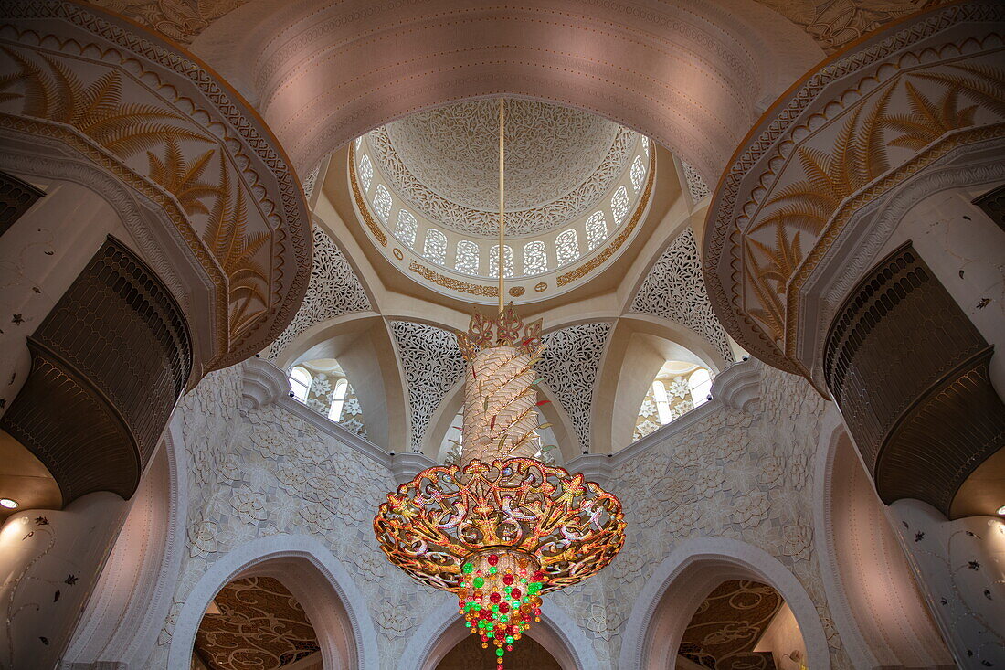  Interior view of the Sheikh Zayed Bin Sultan Al Nahyan Mosque, Abu Dhabi, Abu Dhabi, United Arab Emirates, Middle East 