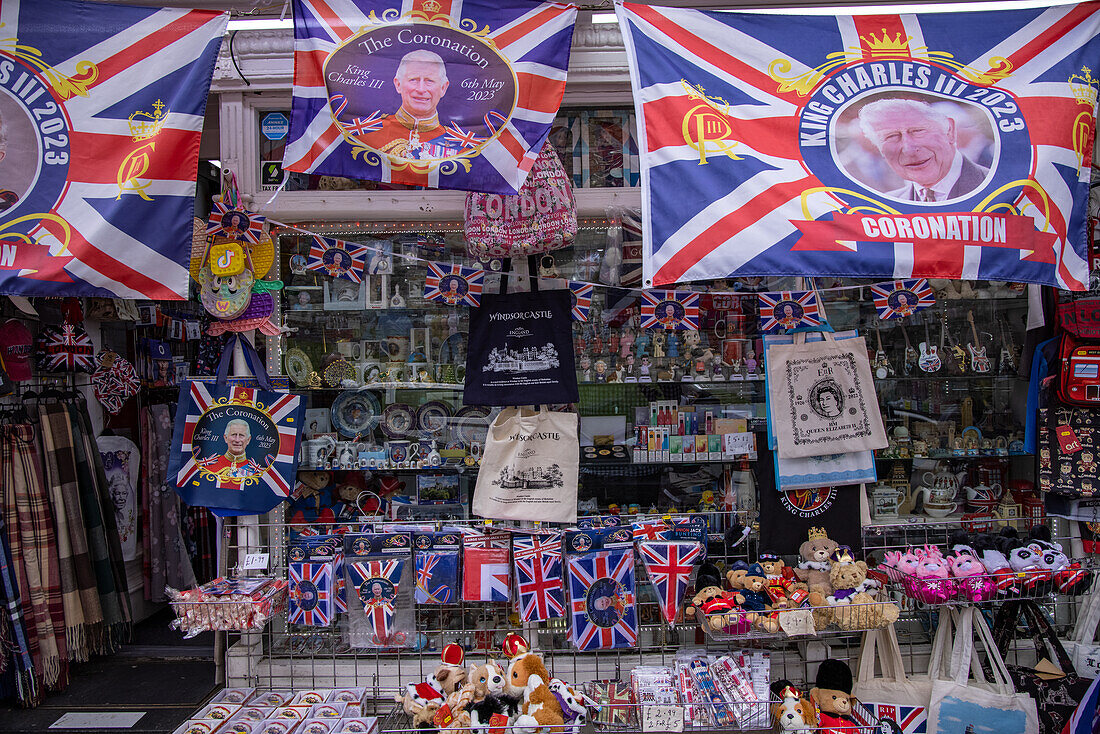 Union Jack-Flaggen und Erinnerungsstücke an die Krönung von König Charles zum Verkauf im britischen Souvenirladen, Windsor, Berkshire, England, Vereinigtes Königreich, Europa