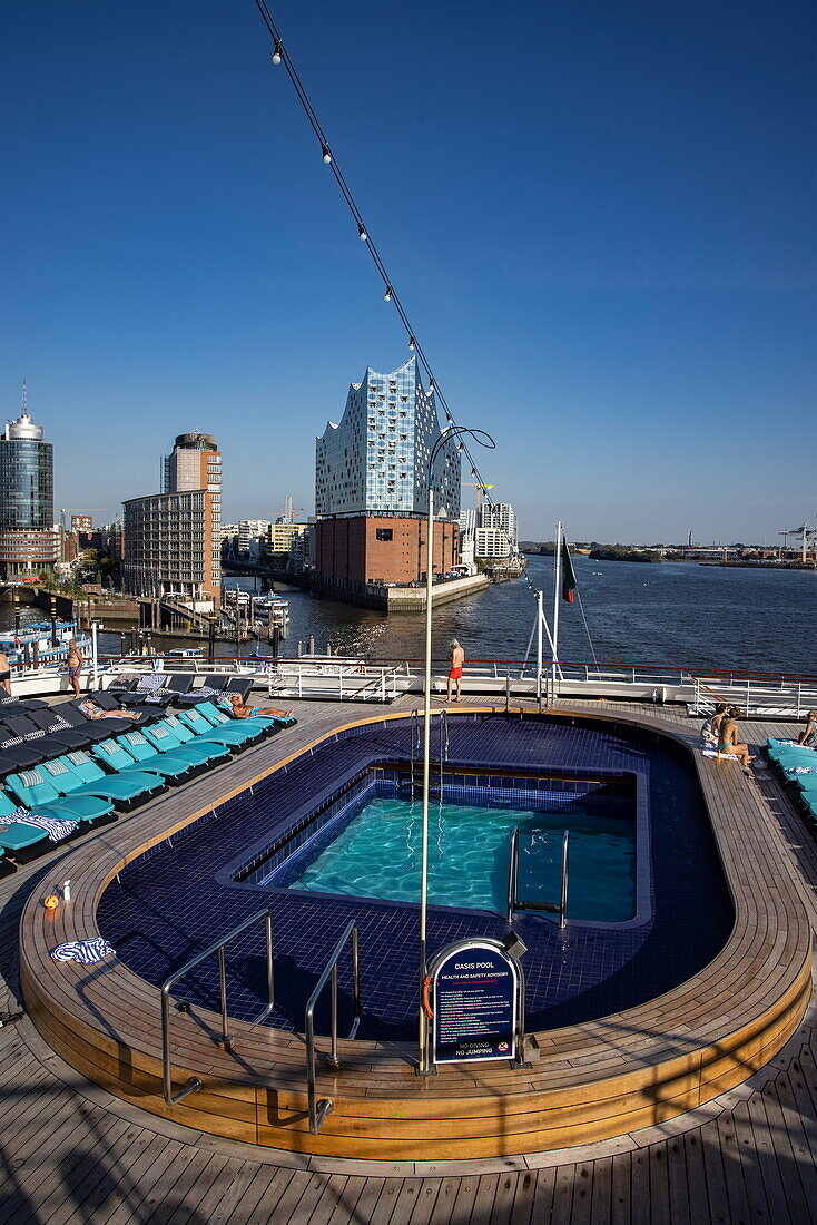 Pool an Bord des Kreuzfahrtschiffs Vasco da Gama (nicko cruises) mit Elbphilharmonie Konzertsaal, Hamburg, Deutschland, Europa