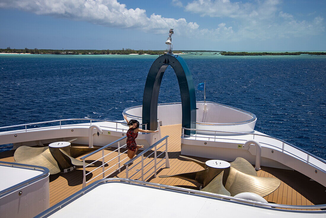 Krähennest am Bug des Expeditionskreuzfahrtschiffs SH Diana (Swan Hellenic) mit Aldabra am Horizont, Aldabra-Atoll, Äußere Seychellen, Seychellen, Indischer Ozean