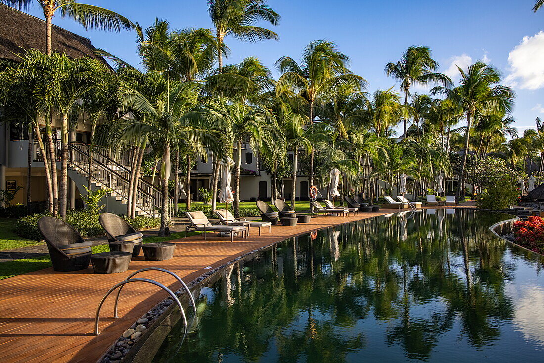  Swimming pool and coconut trees at Royal Palms Beachcomber Luxury, Grand Baie, Rivière du Rempart, Mauritius, Indian Ocean 