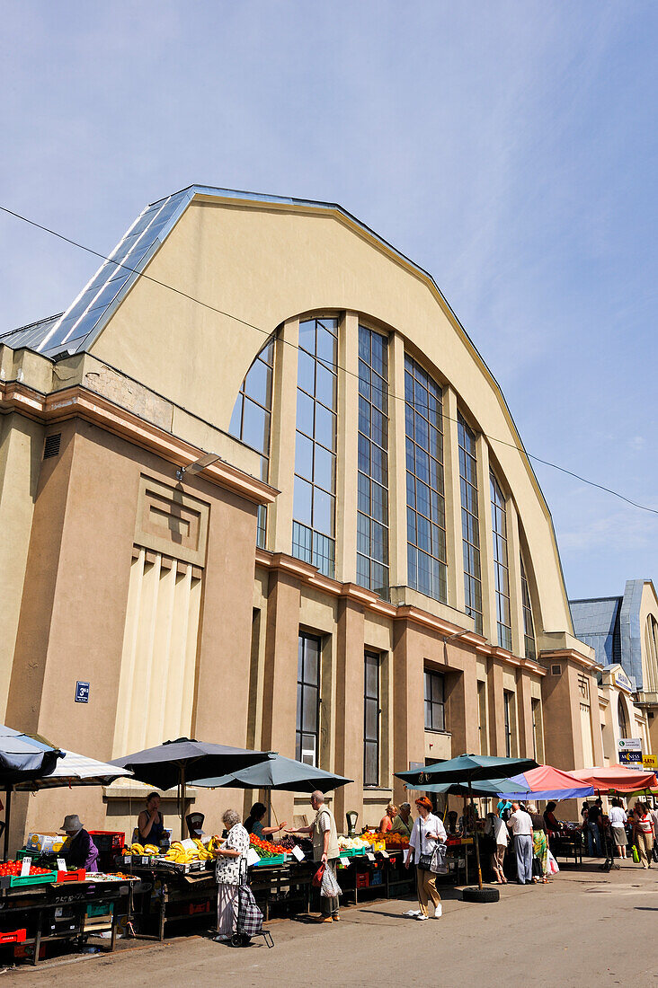  Der Zentralmarkt ist einer der größten und ältesten Märkte Europas mit fünf Lebensmittelpavillons in riesigen umgebauten Zeppelinhangars, Riga, Lettland, Baltikum, Nordeuropa 