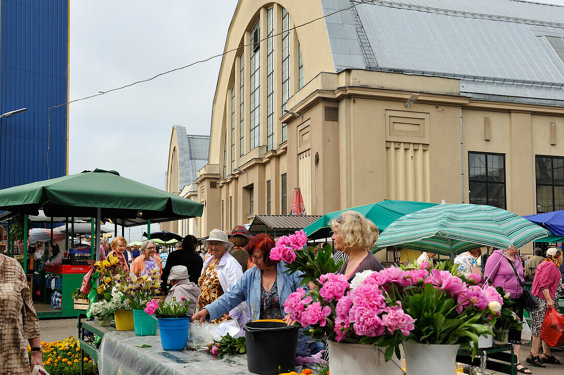 Blumenmarkt vor Markthalle Zentralmarkt, Markt in Riga, Lettland, Baltikum, Nordeuropa