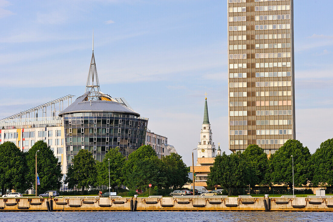 moderne Gebäude am Ufer von Fluss Daugava, Riga, Lettland, Baltikum, Nordeuropa