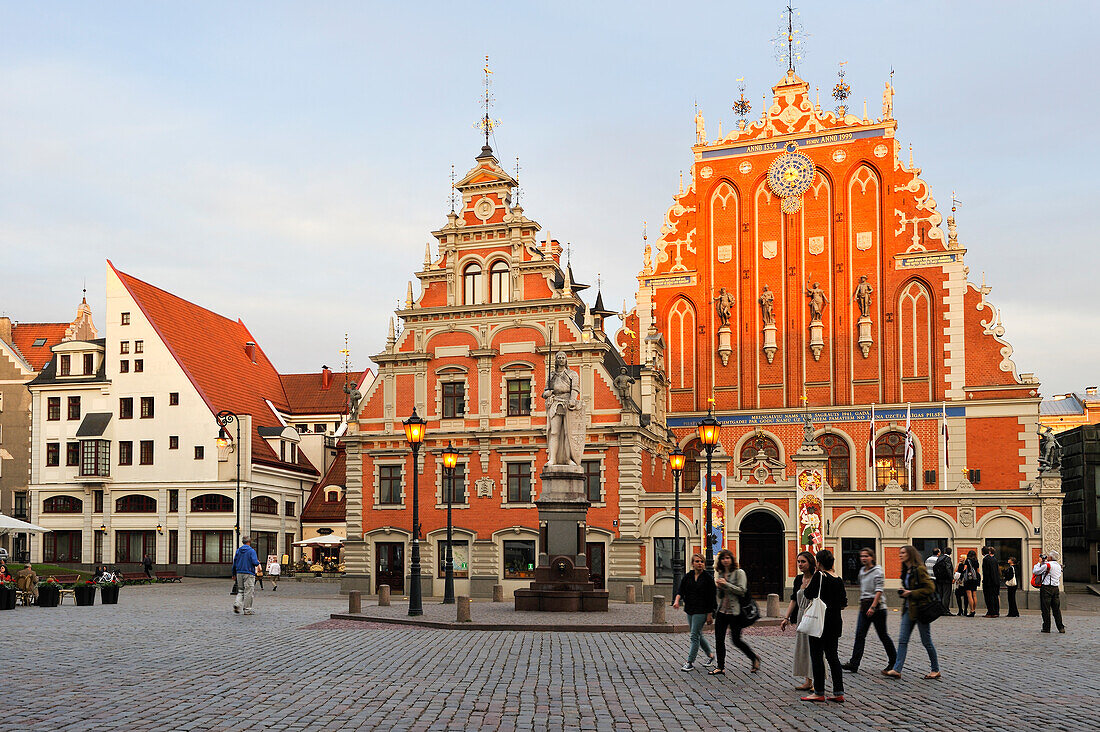  Statue des Roland, Schwarzhäupterhaus und Schwabehaus, Rathausplatz, Ratslaukums, Riga, Lettland, Baltikum, Nordeuropa 