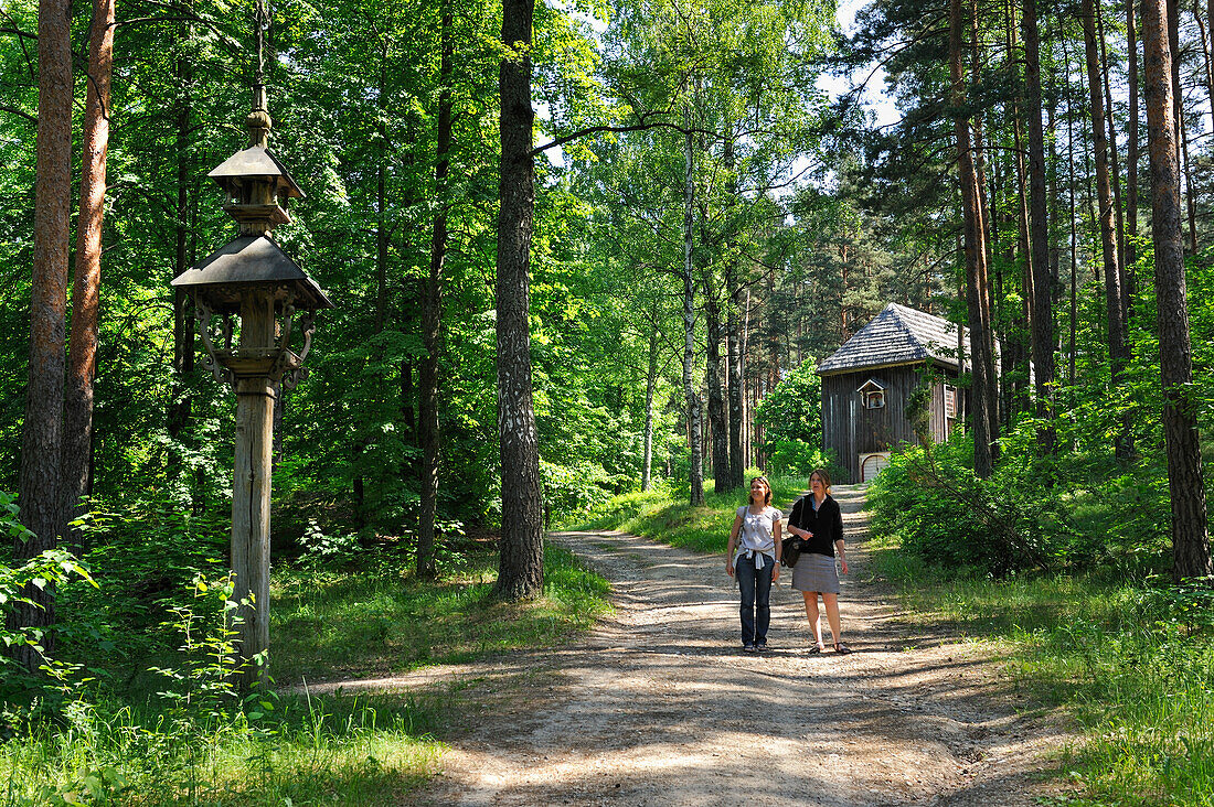  Katholische Kirche im Dorf Latgale, Ethnographisches Freilichtmuseum rund um Riga, Lettland, Baltikum, Nordeuropa 