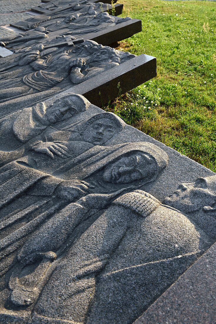  Flachreliefs, die Szenen aus Mickiewiczs Werk Dziady darstellen, neben dem Adam-Mickiewicz-Denkmal in der Nähe der St.-Anna-Kirche und des Bernhardinerklosters, Vilnius, Litauen, Europa 