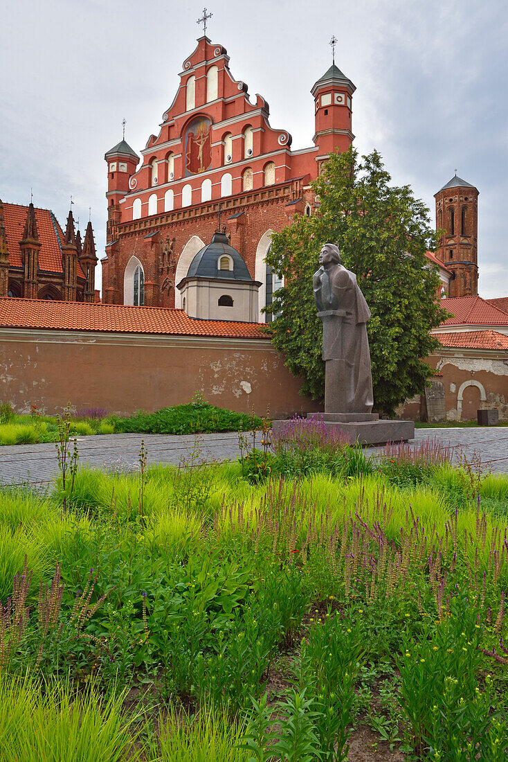  Adam-Mickiewicz-Denkmal in der Nähe der St.-Anna-Kirche und der Kirche des Heiligen Franziskus und des Heiligen Bernhard, Vilnius, Litauen, Europa 