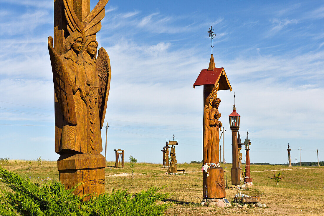 Engelskulpturen aus Holz auf dem Engelberg zum Gedenken an die Jahrtausendfeier des litauischen Namens und das 600-jährige Jubiläum der Kirche Mariä Heimsuchung in Trakai, Litauen, Europa