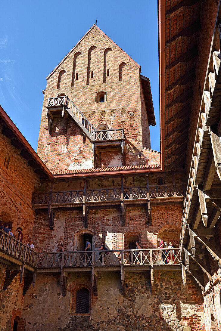  Innenhof der Burg Trakai auf einer Insel im See Galve, Litauen, Europa 