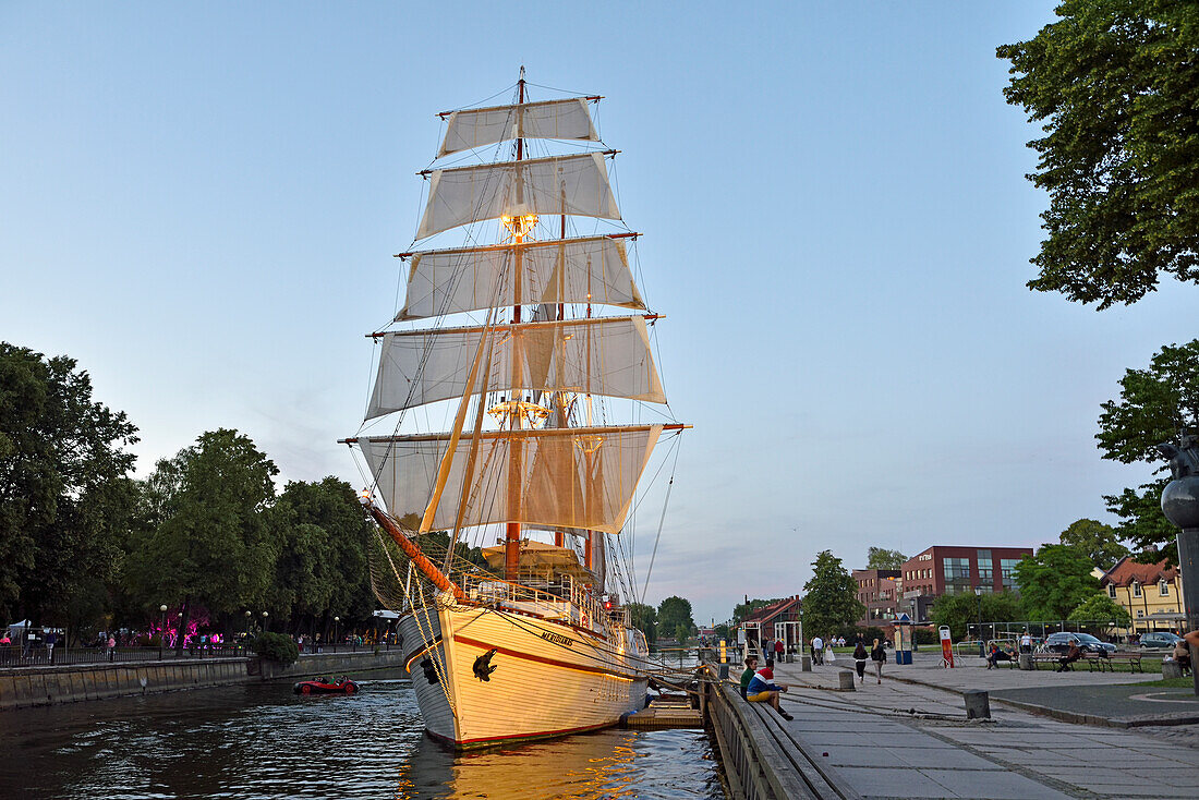  Barkentine „Meridianas“ (jetzt für Catering-Zwecke genutzt) vertäut am Ufer des Flusses Dane, Klaipeda, Hafenstadt an der Ostsee, Litauen, Europa 