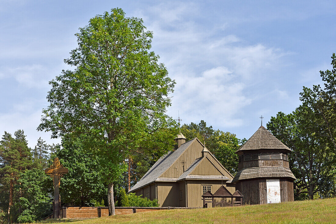  Paluse Kirche, eine der ältesten Holzkirchen in Litauen, Aukstaitija Nationalpark, Litauen, Europa 