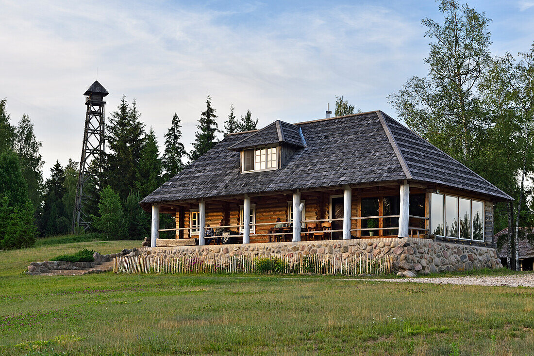  Blockhaus mit Veranda, in der sich das Restaurant befindet, ländliche Unterkünfte in Miskiniskes, Nationalpark Aukstaitija, Litauen, Europa 