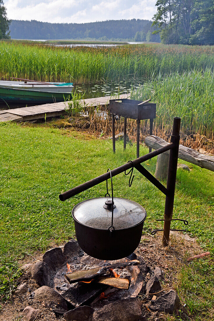 Zubereitung Fischsuppe, offenes Feuer, Gaideliai-Landtourismus-Gehöft am Srovinatis-See, Ginuciai, Aukstaitija-Nationalpark, Litauen, Europa