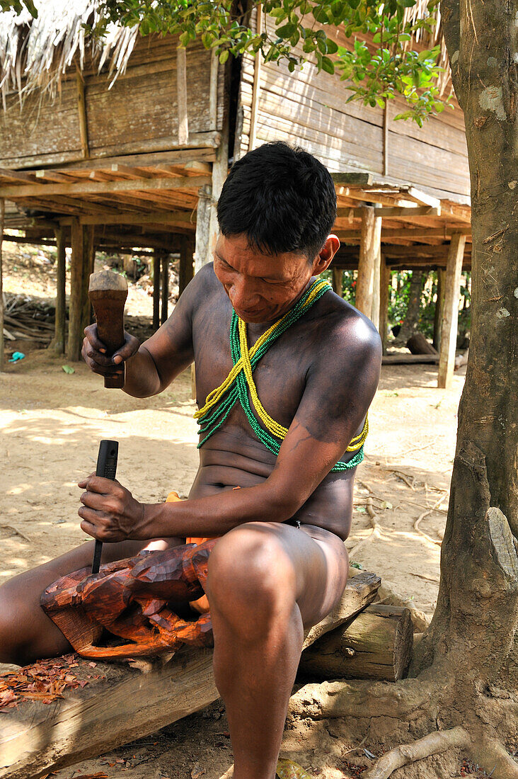  Holzschnitzerei von einem Mann der indigenen Gemeinschaft der Embera, der am Fluss Chagres im Chagres-Nationalpark, Republik Panama, Mittelamerika lebt 