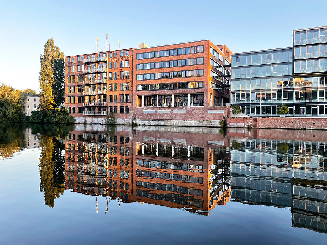  Hamburg, Lämmersieht, living and working on the canal in renovated factory buildings and luxurious new buildings. 