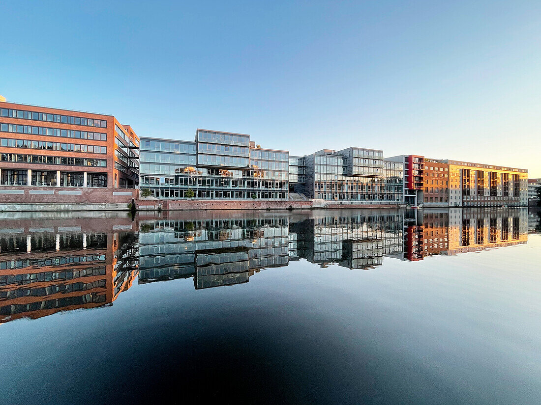  Hamburg, Lämmersieht, living and working on the canal in renovated factory buildings and luxurious new buildings. 