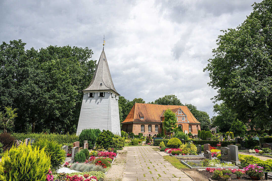 Ev. Luth. Kirche St. Severini mit Glockenturm, Hamburger Stadtteil Kirchwerder, Vierlanden, Deutschland