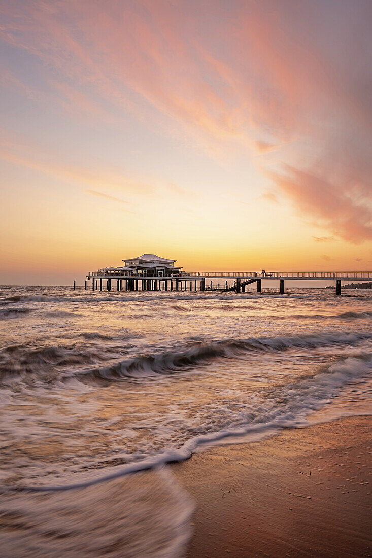  View of the Mikado Teahouse on the Seeschloesschenbruecke in Timmendorfer Strand, Baltic Sea, Ostholstein, Schleswig-Holstein, Germany 