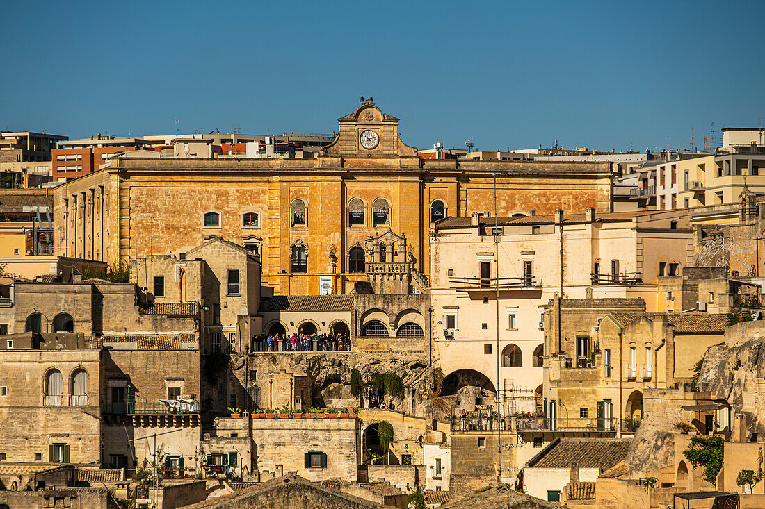 Aussicht auf den Palazzo dell'Annuniata und den Aussichtspunkt Guerricchio von Matera, Basilikata, Italien.