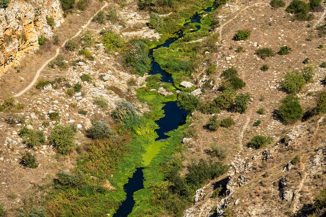 Fluss Gravina in der Schlucht von Park Murgia Materana (Parco della Murgia Materana), Matera, Basilikata, Italien.