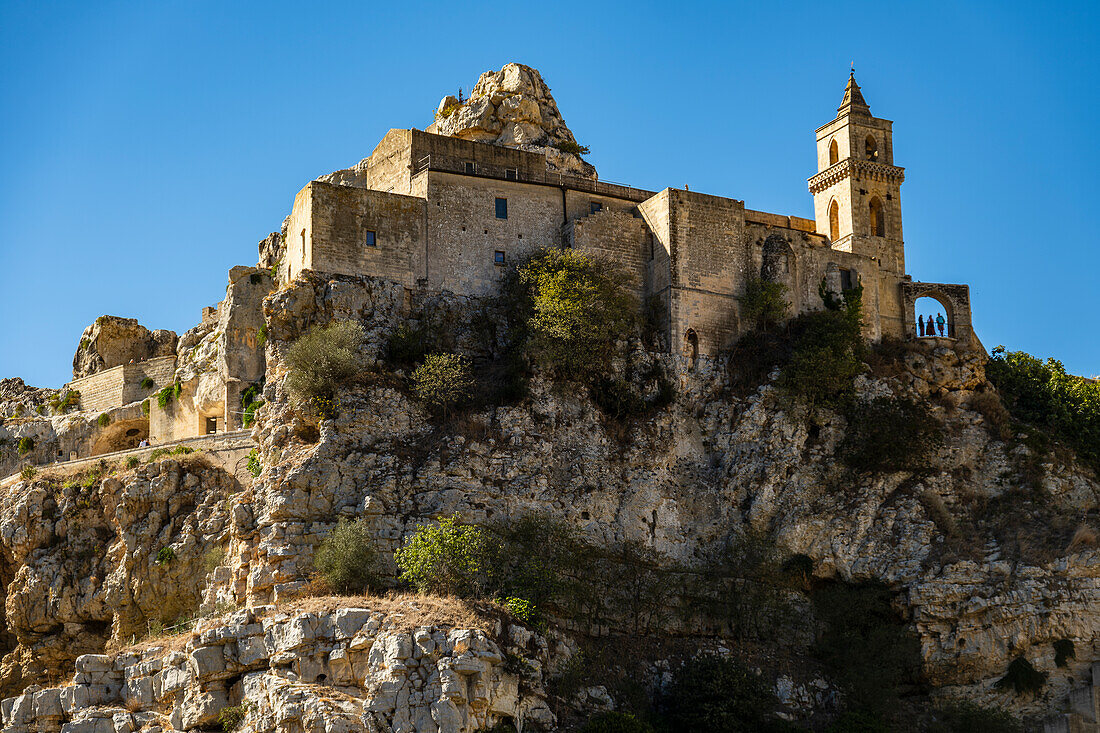  Kirche St. Peter und Paul (San Pietro Caveoso) vom Park Murgia Materana (Parco della Murgia Materana), Matera, Basilikata, Italien aus gesehen. 