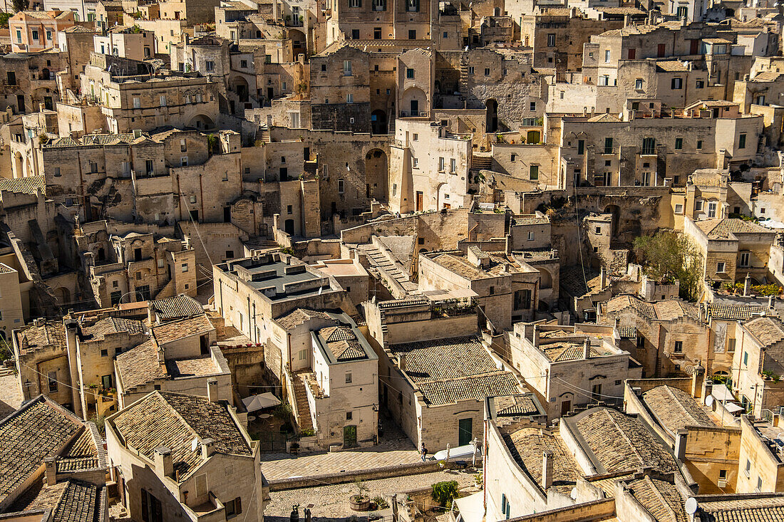 Aussicht auf die Häuser der Sassi di Matera, dem historischen Zentrum von Matera, Basilikata, Italien. Die Straßen in einigen Teilen der Sassi verlaufen oft über anderen Häusern.