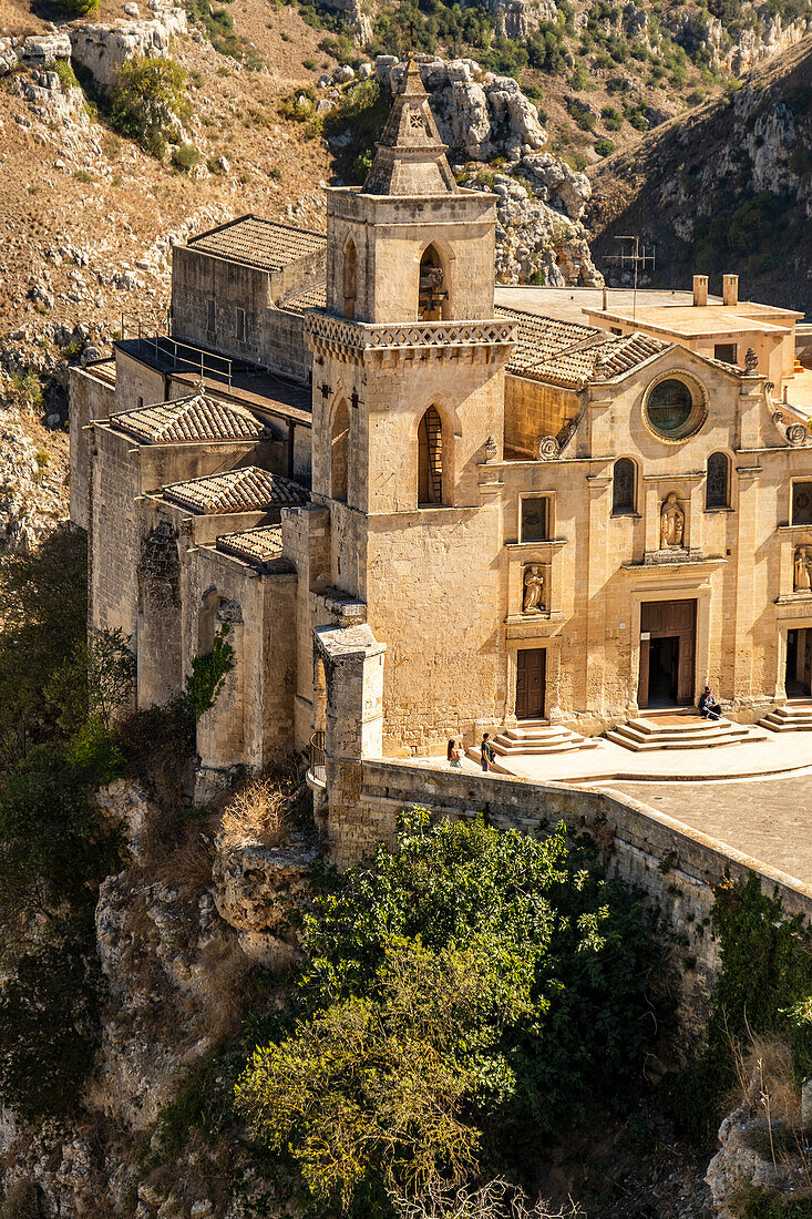  Kirche St. Peter und Paul (San Pietro Caveoso) mit dem Park Murgia Materana (Parco della Murgia Materana) im Hintergrund, Matera, Basilikata, Italien. 