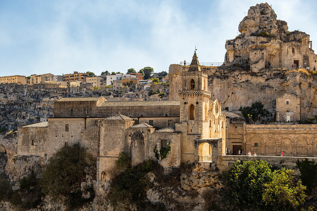  Kirche St. Peter und Paul (San Pietro Caveoso) mit dem Park Murgia Materana (Parco della Murgia Materana) im Hintergrund, Matera, Basilikata, Italien. 