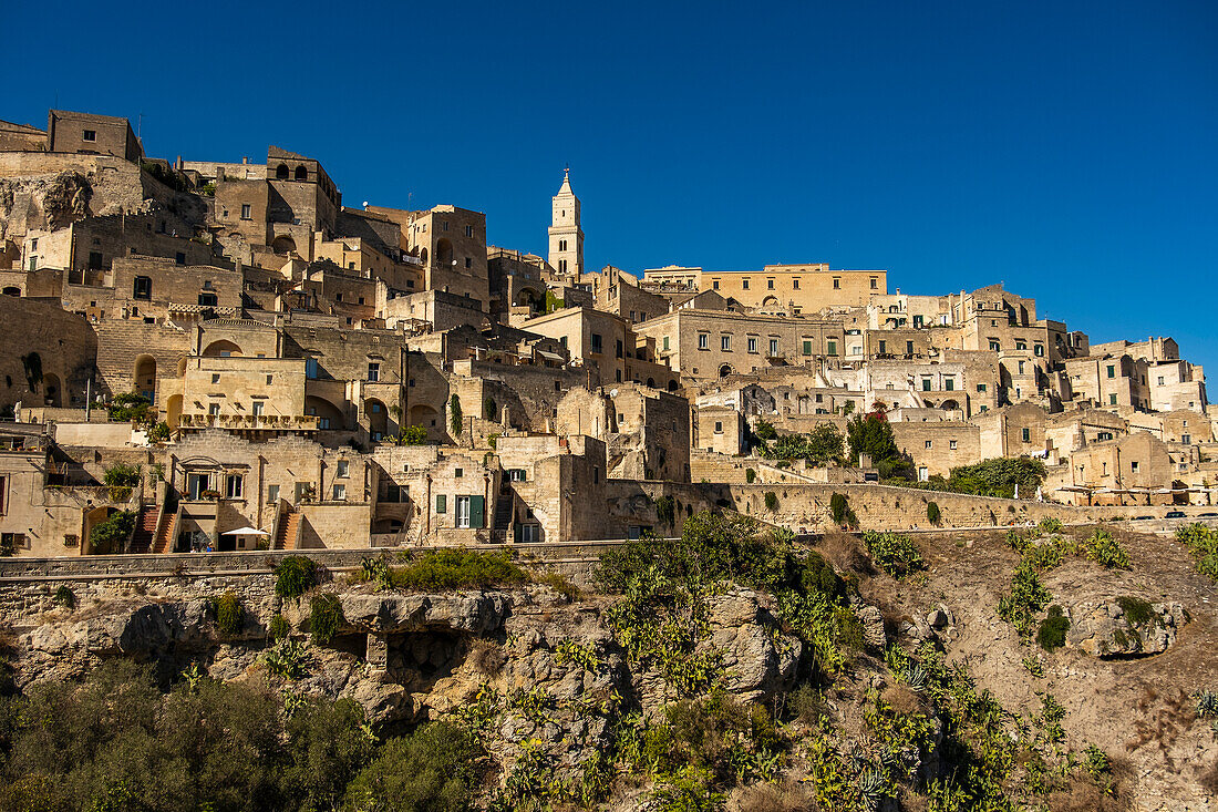  Blick auf die Sassi di Matera, das historische Zentrum von Matera, Basilikata, Italien. 