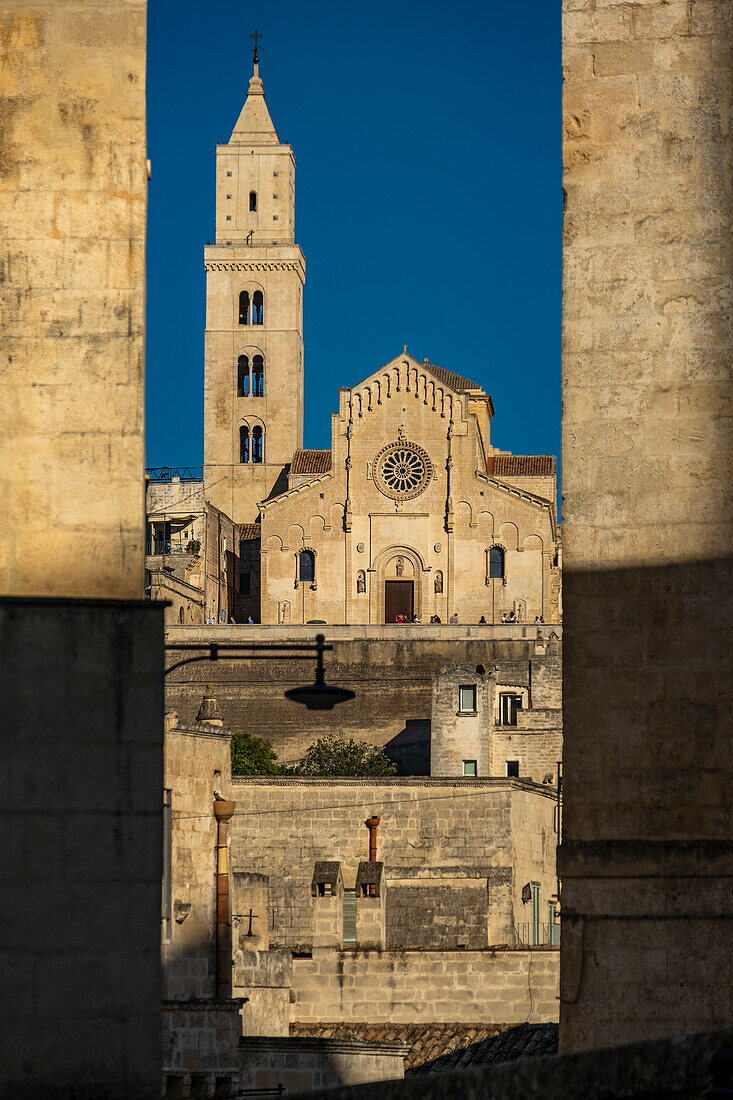  Blick auf die Kathedrale von Matera durch die engen Gassen der Sassi di Matera, dem historischen Zentrum von Matera, Basilikata, Italien. 