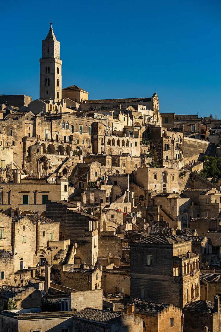  Die Sassi di Matera, das historische Zentrum von Matera, mit Blick auf die Kathedrale von Matera, Matera, Basilikata, Italien. 