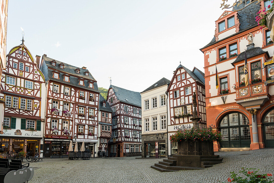  Market square with medieval half-timbered houses, Bernkastel-Kues, Mosel, Rhineland-Palatinate, Germany 