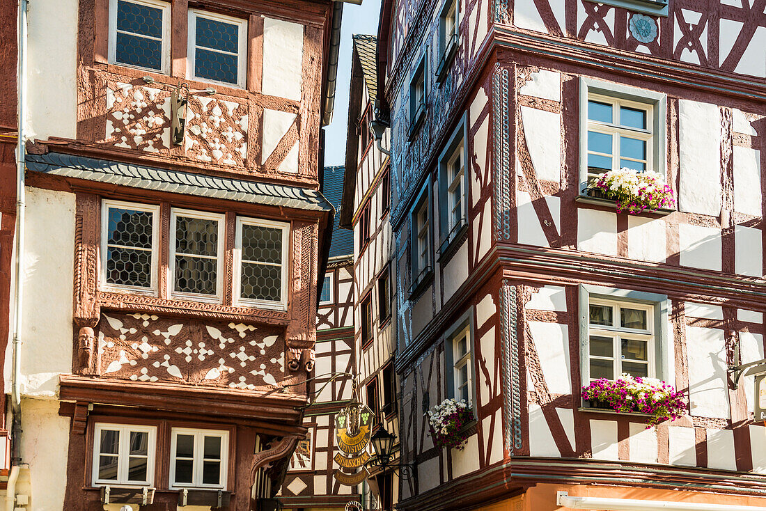  Market square with medieval half-timbered houses, Bernkastel-Kues, Mosel, Rhineland-Palatinate, Germany 