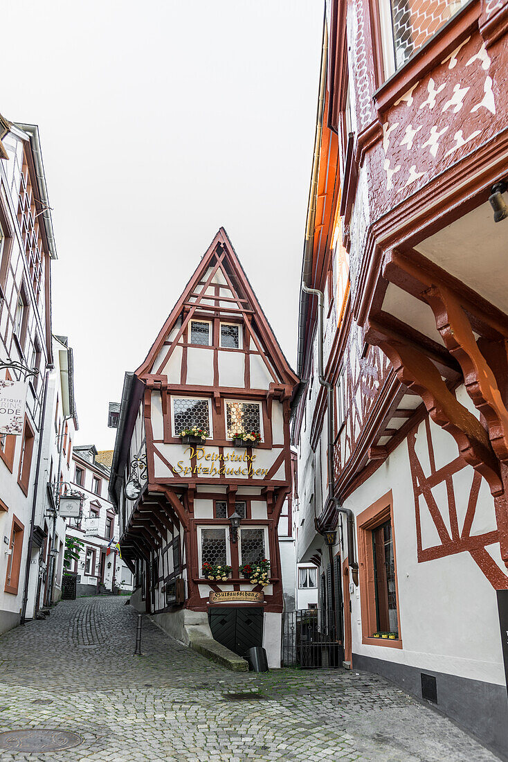  Market square with medieval half-timbered houses, Bernkastel-Kues, Mosel, Rhineland-Palatinate, Germany 