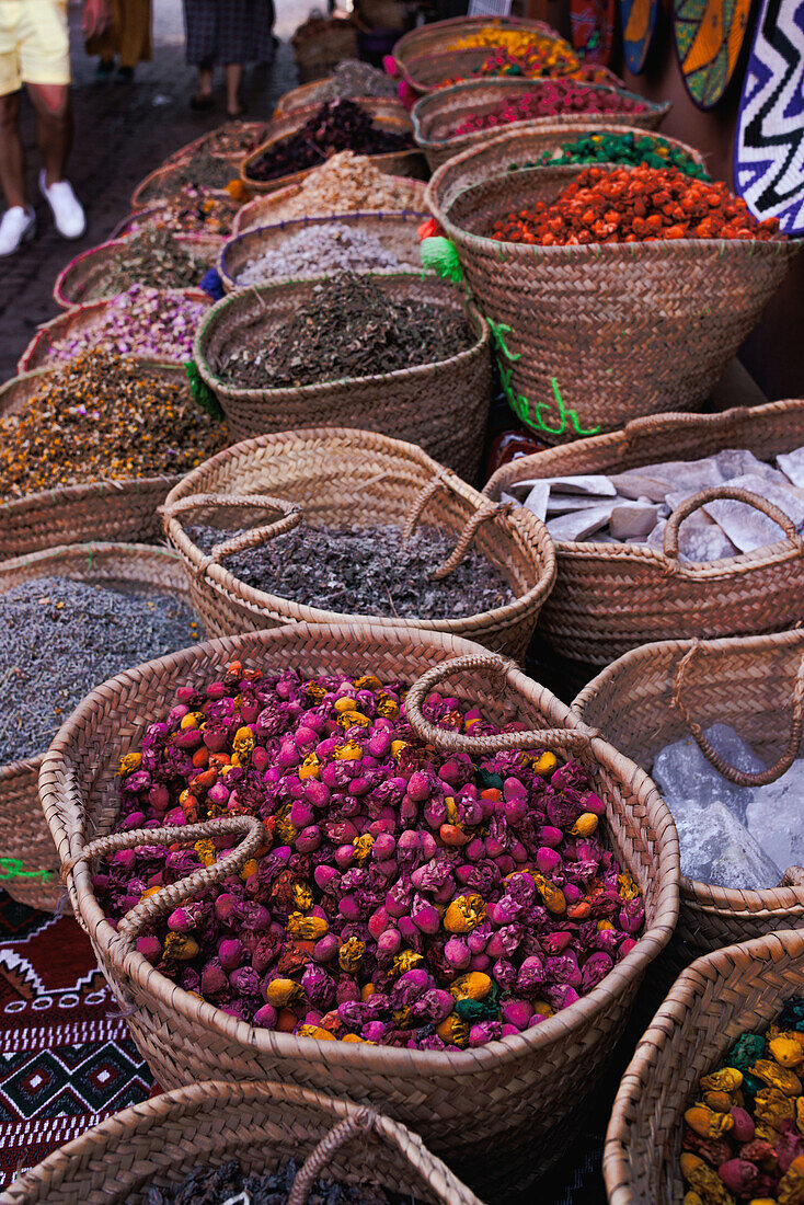 Körbe mit Weihrauch und traditionellen Waren, Marrakesch in Marokko