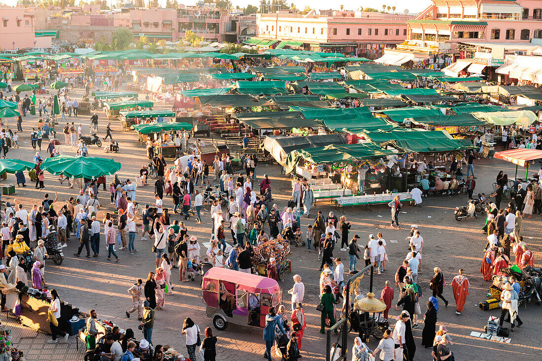 Jema el-Fnaa in Marrakesch in der alten historischen Medina in Marokko bei Sonnenuntergang.