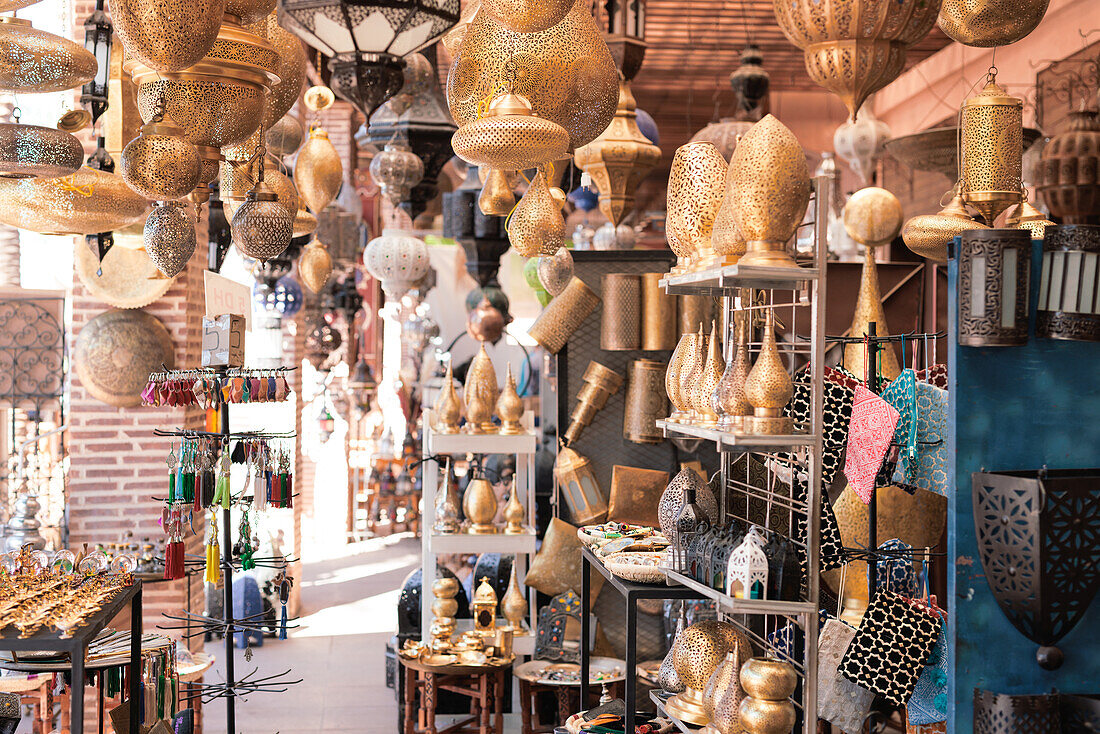 Waren und Einkaufsmöglichkeiten in der alten historischen Medina von Marrakesch, Marokko