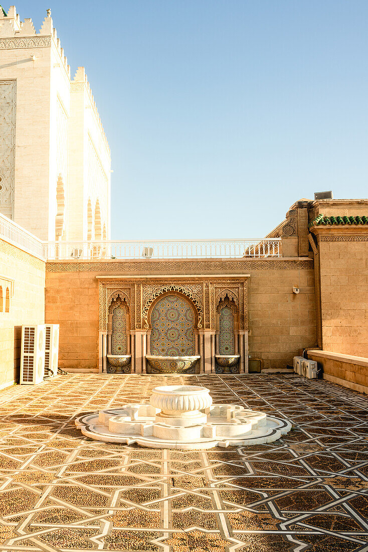 Kulturelle Sehenswürdigkeit, der Hassan-Turm in Rabat, Marokko, in der Abendsonne.