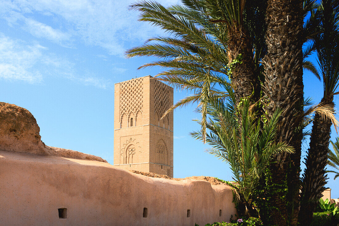 Der Hassan-Turm in Rabat, Marokko, während der Mittagszeit.