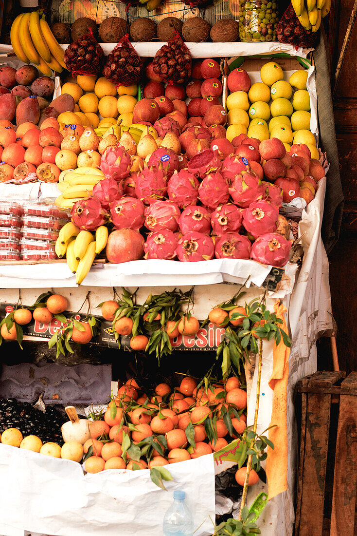 Obstand, Medina, zentraler Marktplatz von Rabat, Marokko.