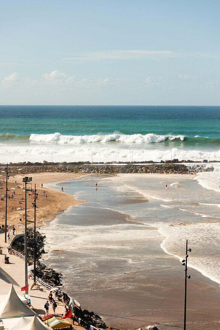 Surfer Strand von Rabat bei Flut mittags und hohe Wellen in Rabat, Marokko.