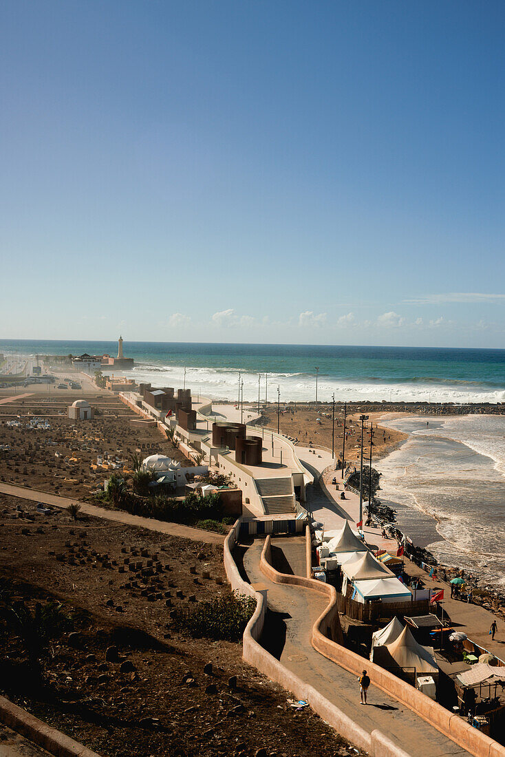 Surfer Strand von Rabat bei Flut mittags und hohe Wellen in Rabat, Marokko.