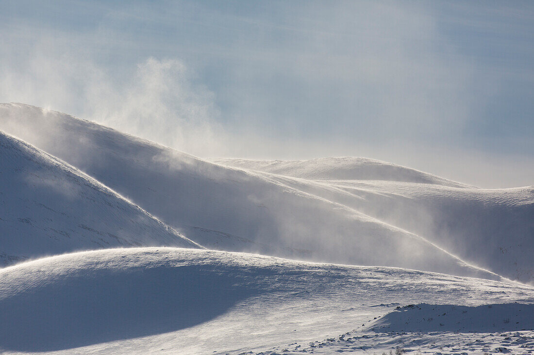 Schneeverwehungen am Berg Hogronden, Rondane Nationalpark, Norwegen