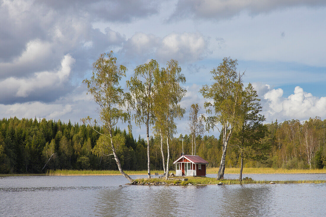 Einsame Hütte auf einer kleinen Insel im See, Vaermland, Schweden